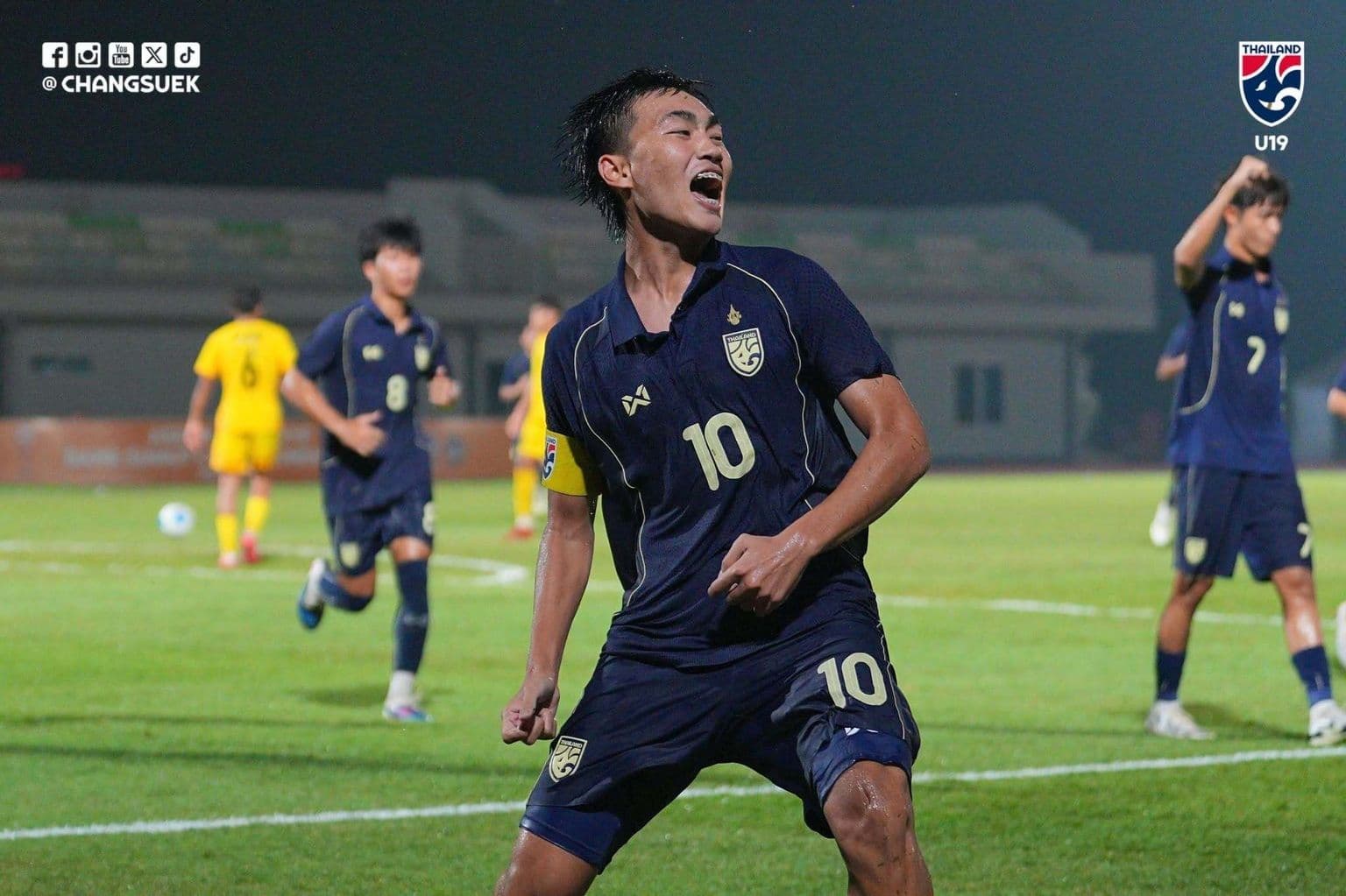 Cầu thủ U19 Thái Lan ăn mừng chiến thắng kịch tính trước U19 Malaysia