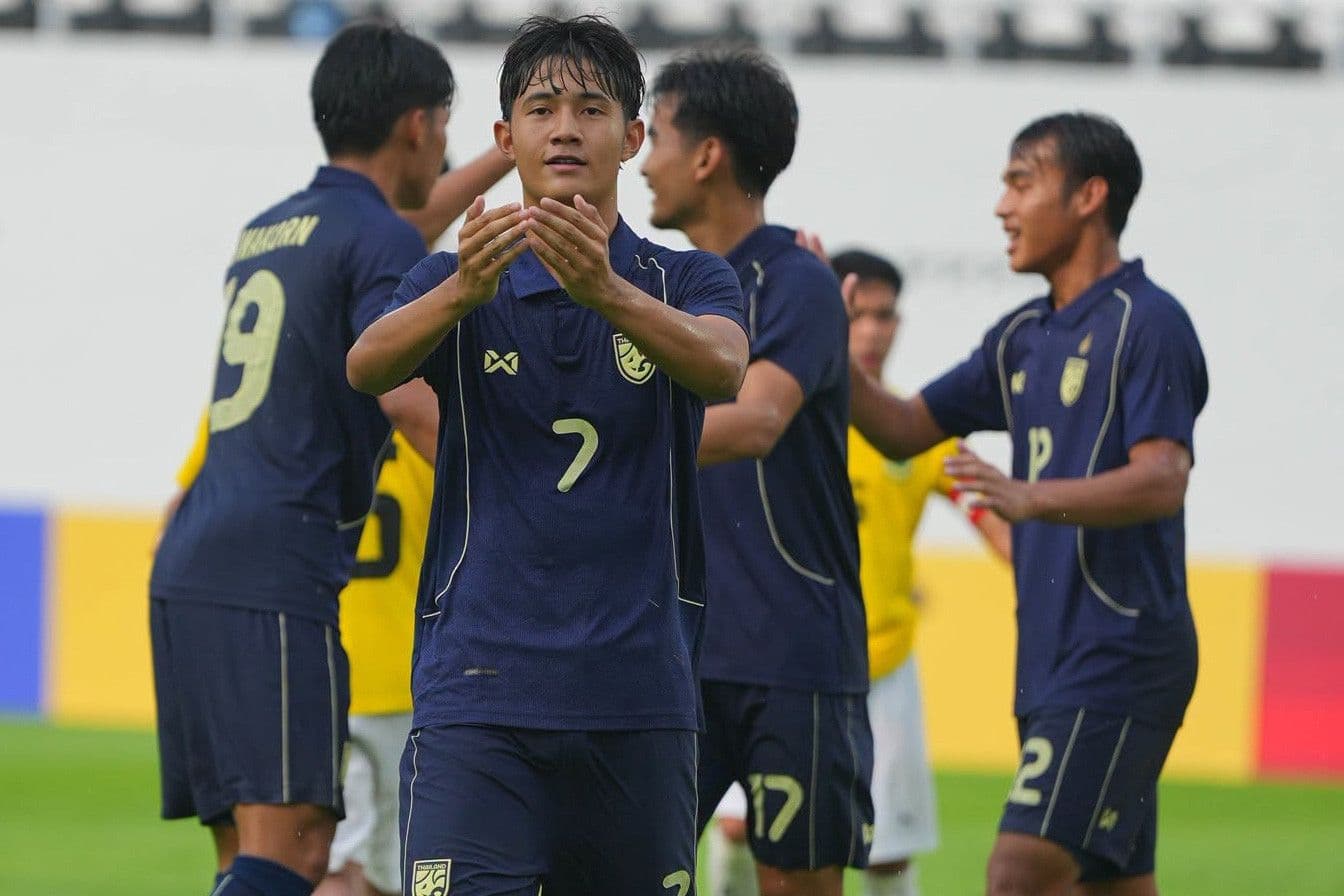 Cầu thủ U19 Thái Lan ăn mừng chiến thắng, thể hiện bản sắc và sức mạnh của một đội bóng khu vực.