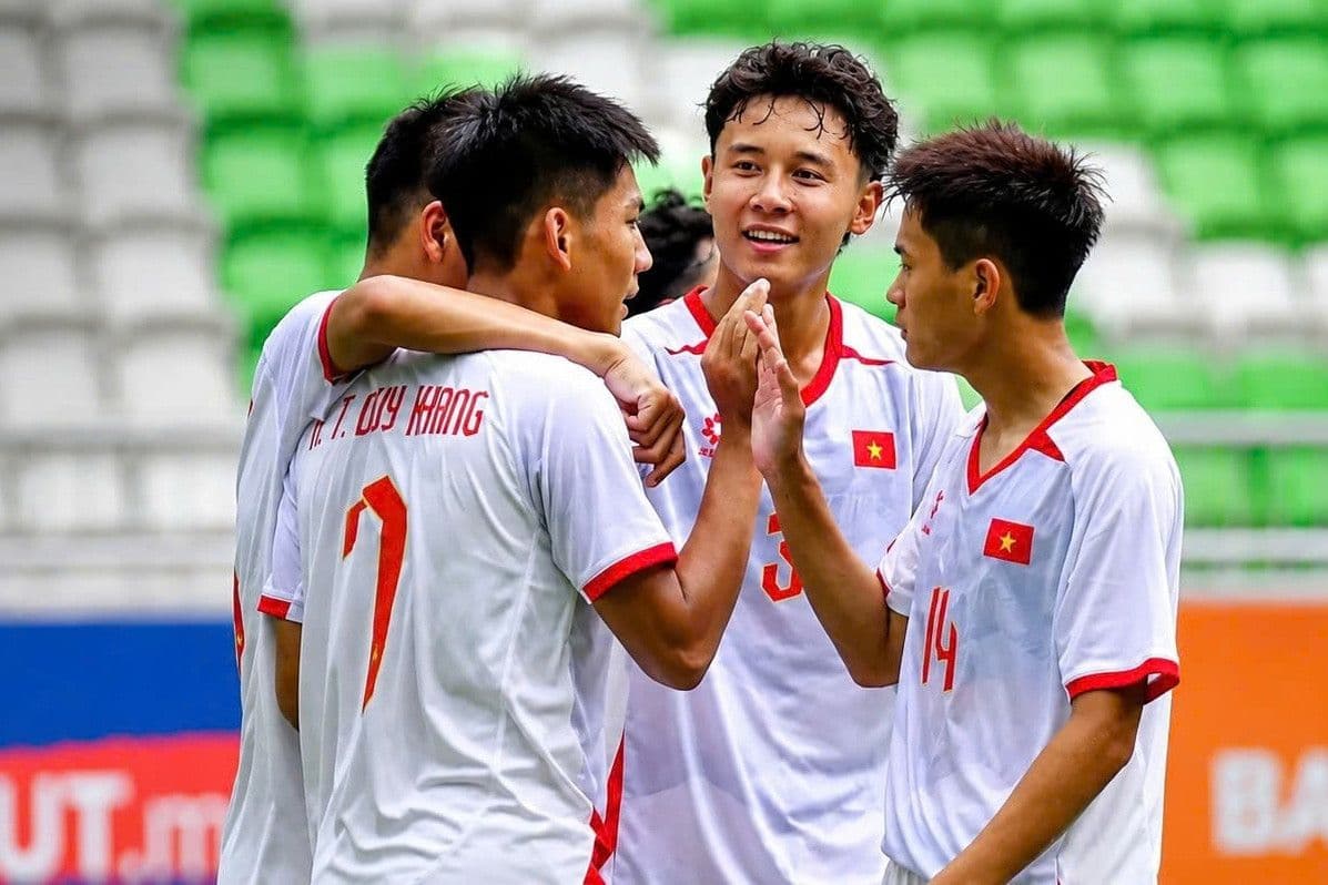 Cầu thủ U19 Việt Nam tranh bóng quyết liệt với đối thủ U19 Myanmar trong trận đấu.