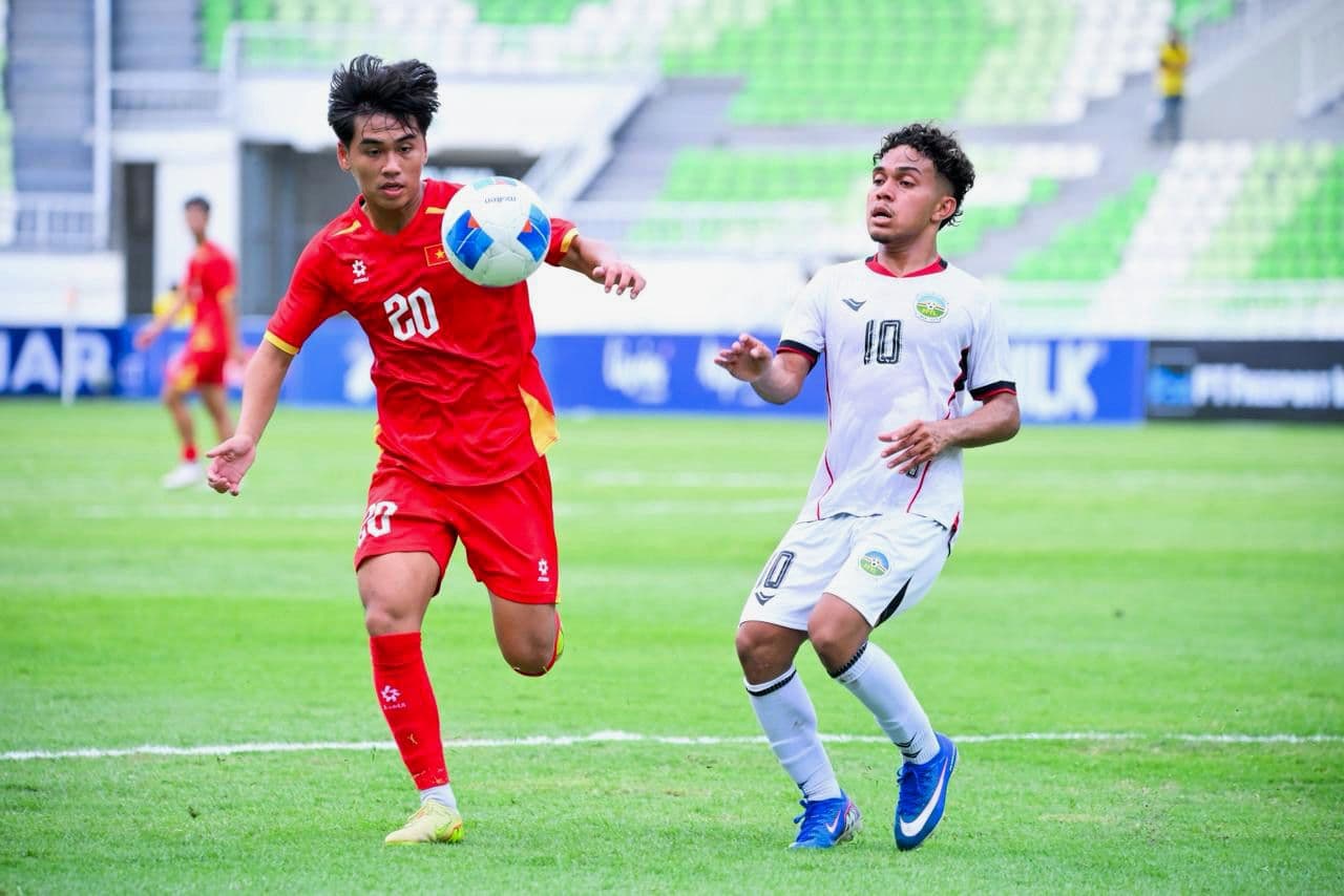 Cầu thủ U19 Việt Nam tranh bóng với đối thủ trong một trận đấu tại giải U19 Đông Nam Á.