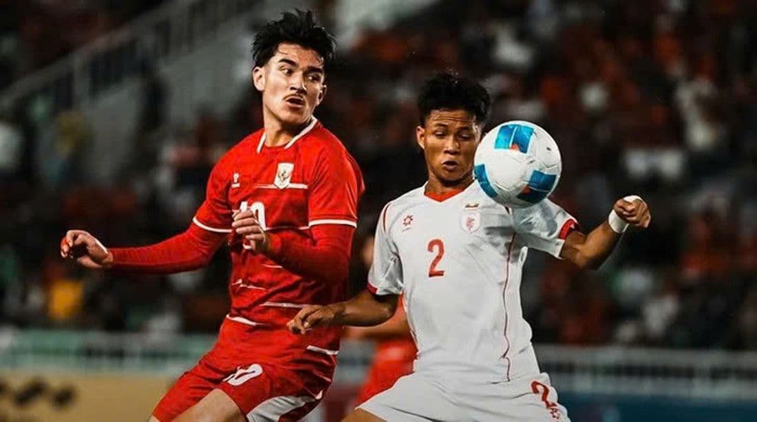 Cầu thủ U19 Việt Nam tranh bóng với đối thủ U19 Indonesia, thể hiện bản lĩnh thi đấu.