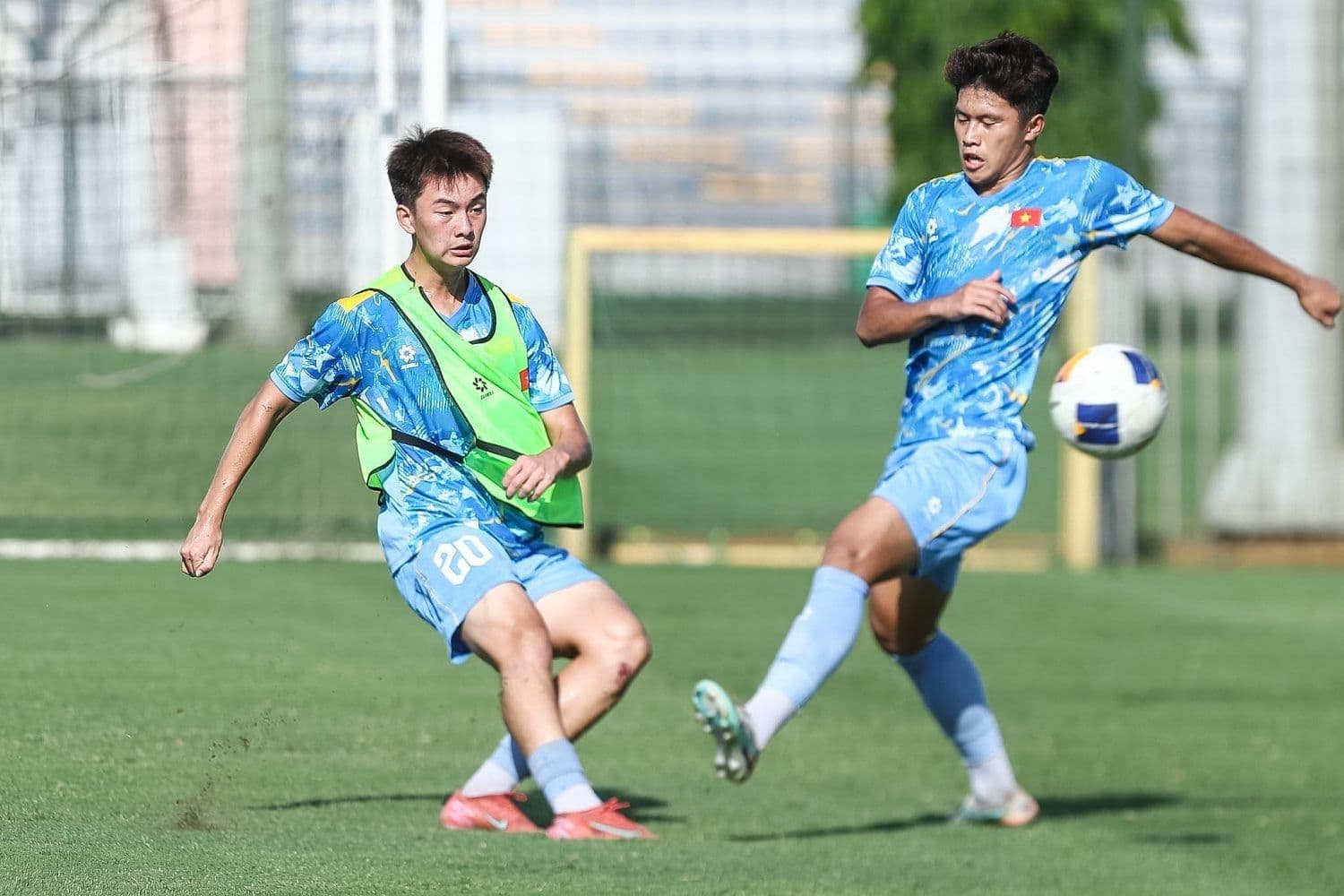 Cầu thủ U19 Việt Nam và U19 Timor Leste tranh bóng quyết liệt trong trận đấu.