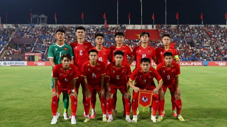 Cầu thủ U20 Palestine chỉ đạo đồng đội trên sân, thể hiện sự quyết tâm trước trận đấu.