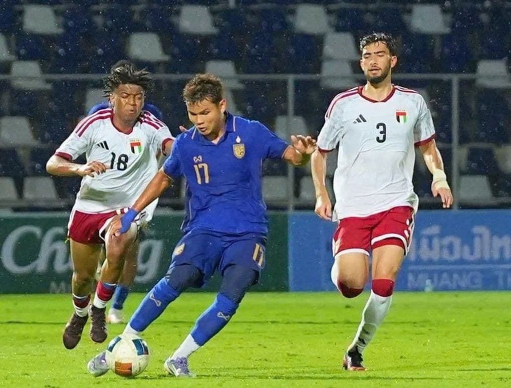 Cầu thủ U20 Thái Lan tranh bóng với đối thủ U20 UAE tại vòng loại U20 Châu Á
