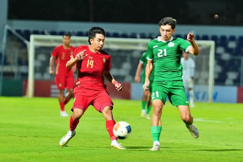 Cầu thủ U20 Thái Lan trong trận đấu vòng loại U20 châu Á, thể hiện lối chơi tự tin.