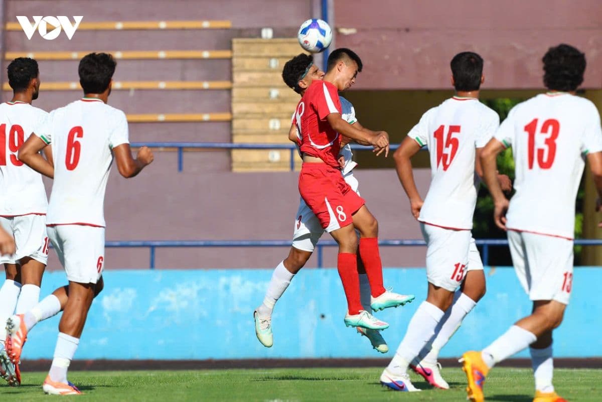 Cầu thủ U20 Việt Nam bật cao đánh đầu trong trận đấu, thể hiện sự điều chỉnh chiến thuật.