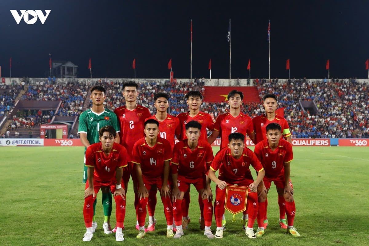 Cầu thủ U20 Việt Nam nỗ lực tranh bóng trên không, thể hiện tinh thần chiến đấu.