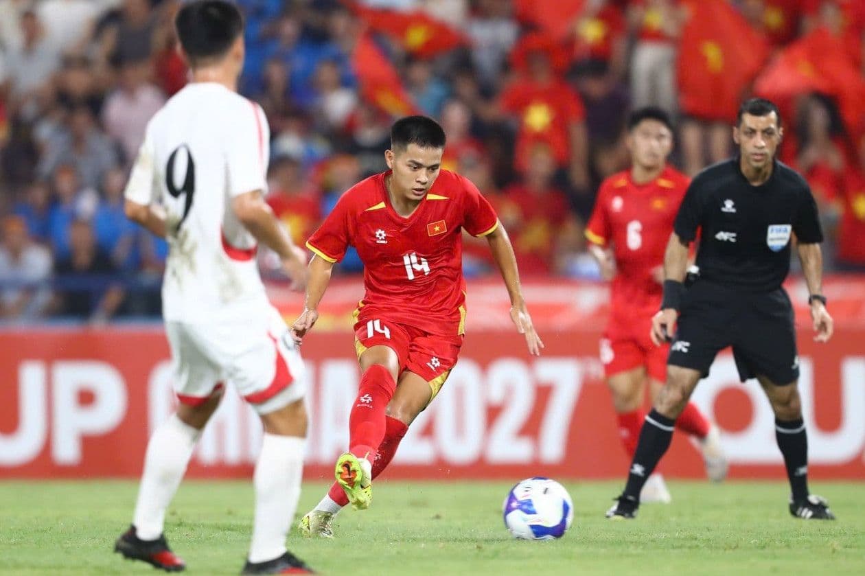 Cầu thủ U20 Việt Nam thể hiện sự tập trung và nỗ lực trên sân, phản ánh quá trình đào tạo của HLV Ikeuchi.