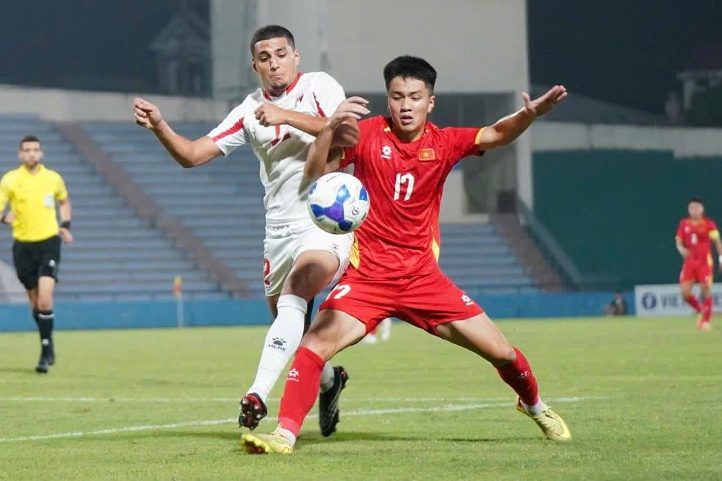 Cầu thủ U20 Việt Nam tranh chấp bóng quyết liệt, thể hiện tinh thần thi đấu trong triết lý của HLV Ikeuchi.