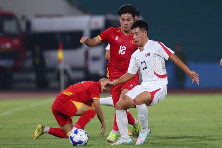 Cầu thủ U20 Việt Nam và U20 Palestine tranh bóng quyết liệt trong trận đấu vòng loại U20 châu Á.