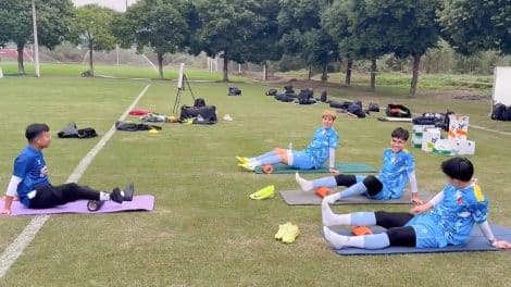 Cầu thủ U22 Việt Nam luyện tập kỹ năng trên sân, phát triển tài năng từ V-League.