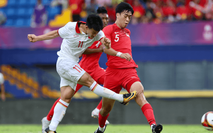 Cầu thủ U22 Việt Nam tranh bóng quyết liệt trong trận đấu quốc tế.
