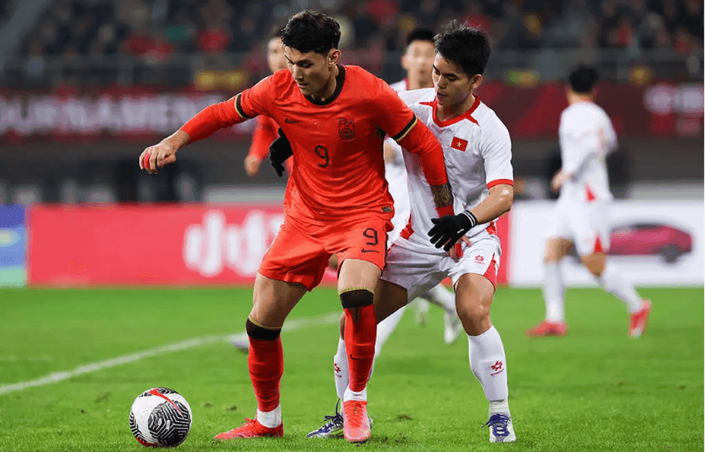 Cầu thủ U22 Việt Nam tranh bóng với đối thủ U22 Trung Quốc trong trận đấu tại Thành Đô.