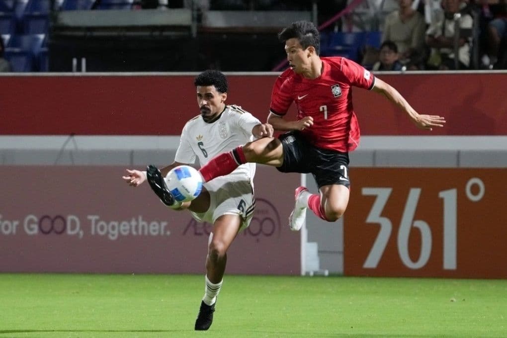 Cầu thủ U23 Hàn Quốc trong pha tranh chấp bóng quyết liệt tại ASIAD