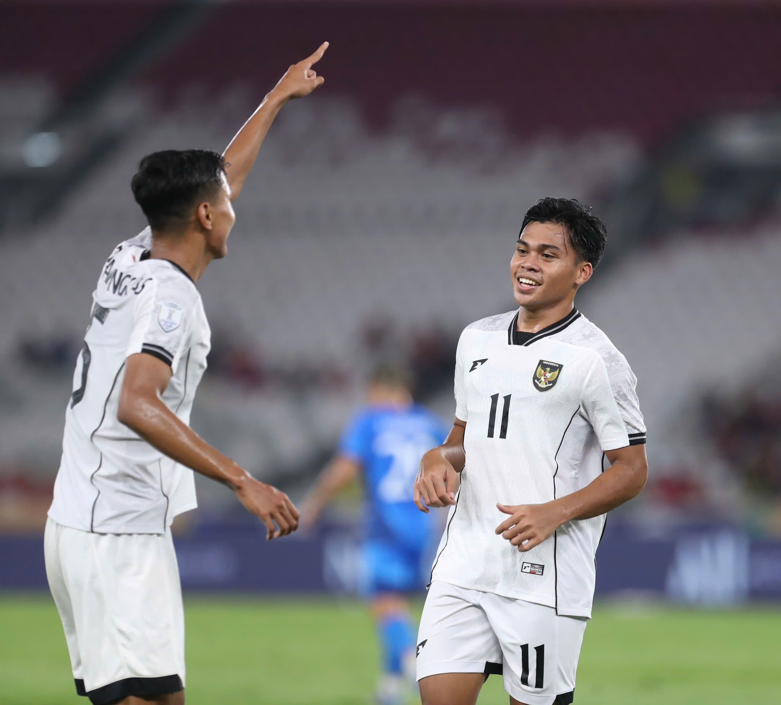 Cầu thủ U23 Indonesia ăn mừng bàn thắng quyết định trong trận đấu dưới mưa.