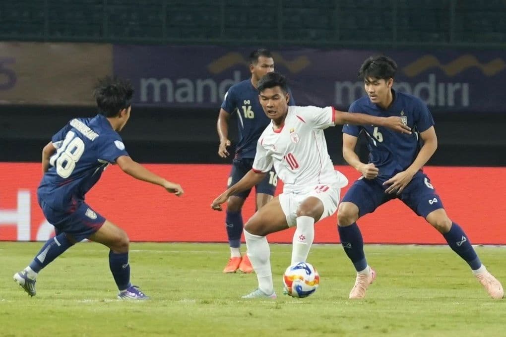 Cầu thủ U23 Myanmar nỗ lực tấn công trước hàng phòng ngự U23 Thái Lan
