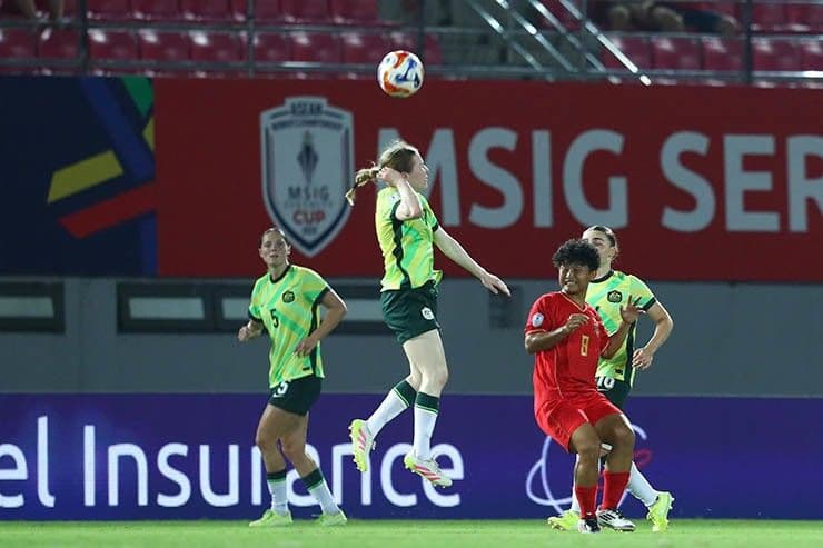 Cầu thủ U23 nữ Australia và Myanmar tranh chấp bóng trên không trong trận chung kết.