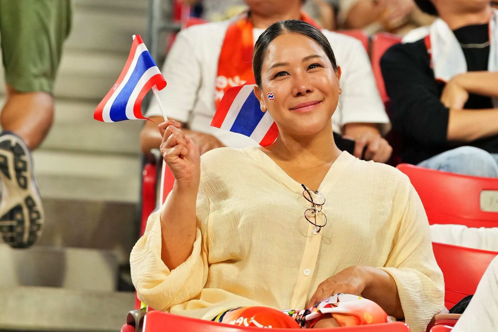 Cầu thủ U23 Nhật Bản kiểm soát bóng trước sự truy cản của U23 Thái Lan, thể hiện ý đồ chiến thuật của hai đội.