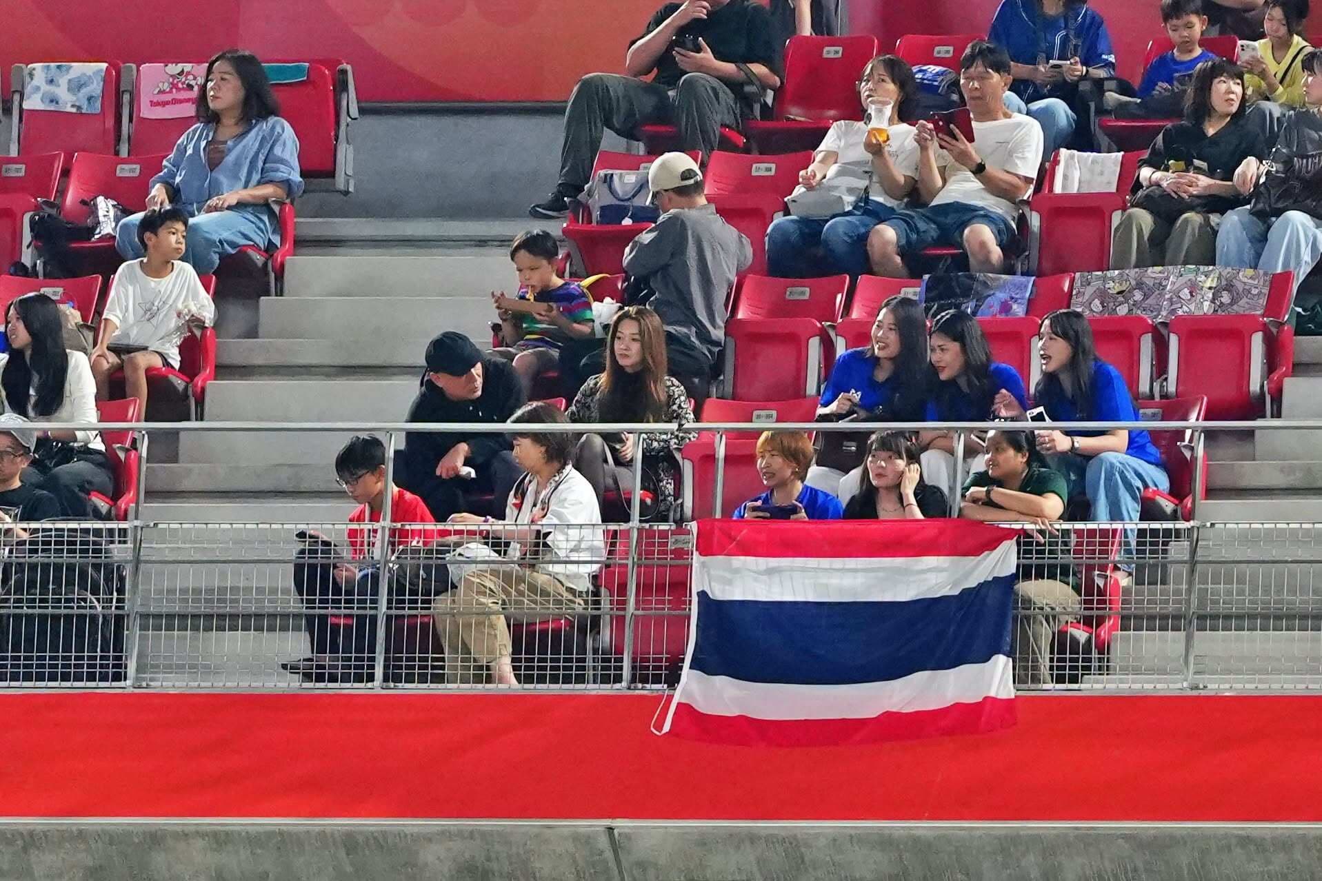 Cầu thủ U23 Nhật Bản (áo trắng) và U23 Thái Lan (áo xanh) tranh bóng quyết liệt trong trận hòa 0-0 tại ASIAD.