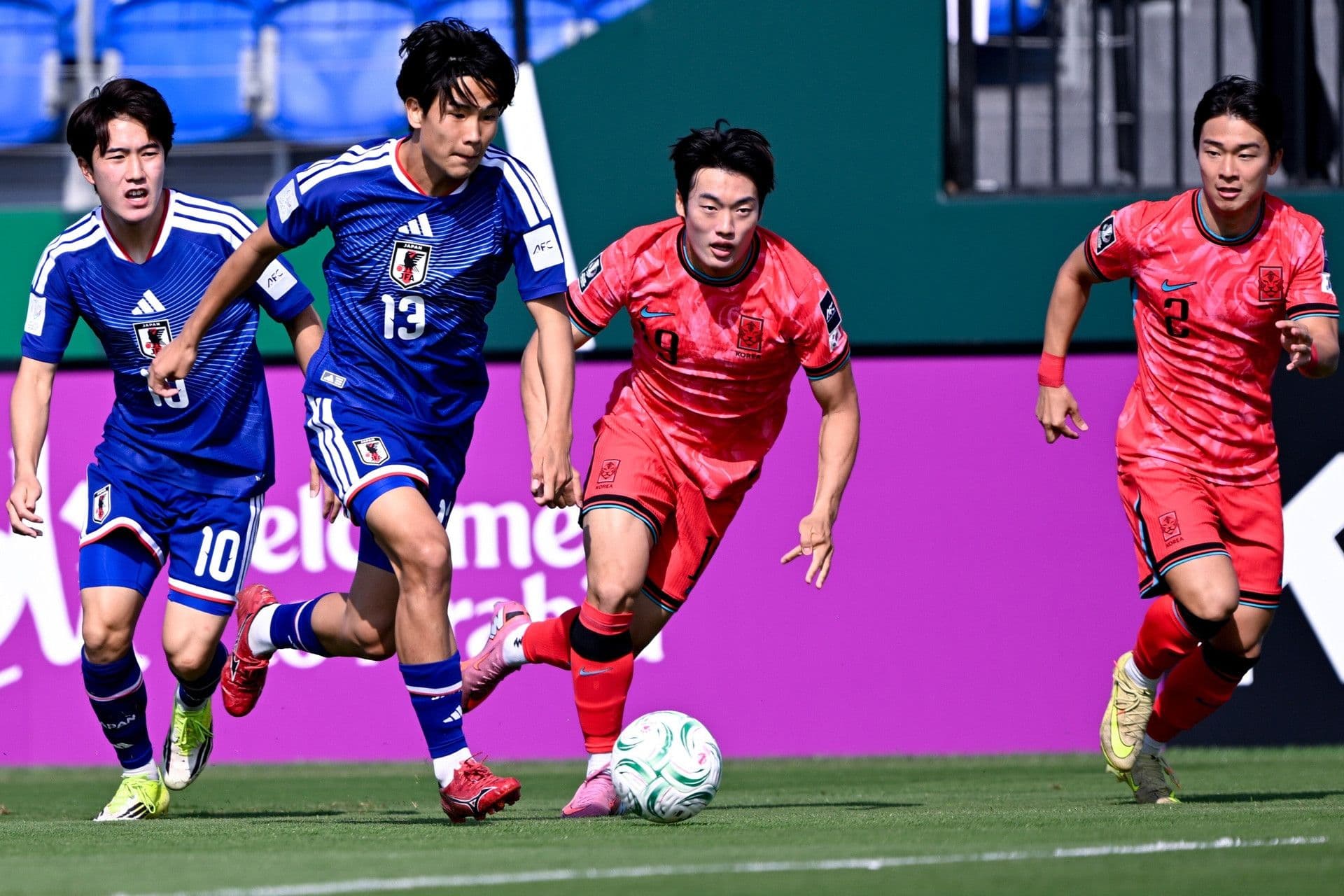 Cầu thủ U23 Nhật Bản tranh bóng với đối thủ, thể hiện lối chơi kỷ luật và đẳng cấp của đội bóng