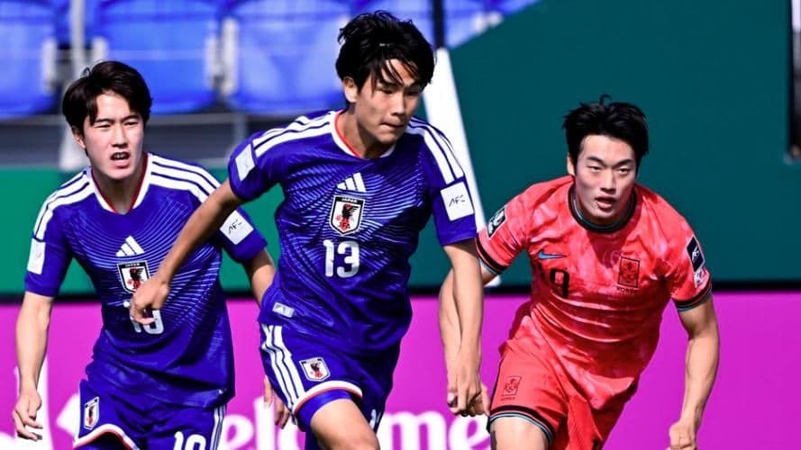 Cầu thủ U23 Nhật Bản và U23 Hàn Quốc tranh bóng quyết liệt trong trận đấu.