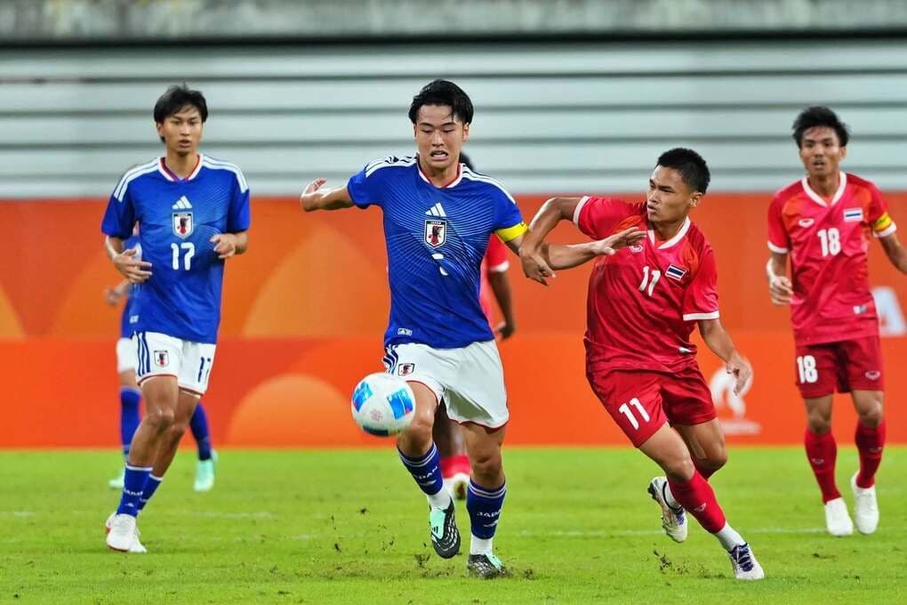 Cầu thủ U23 Nhật Bản và U23 Thái Lan tranh bóng quyết liệt trong trận đấu ASIAD 2026, Nhật Bản thắng 3-0.