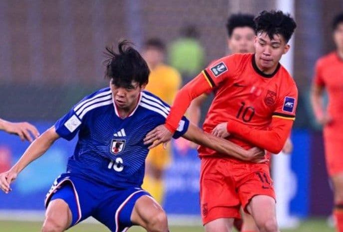 Cầu thủ U23 Nhật Bản và U23 Trung Quốc tranh bóng quyết liệt trong trận chung kết định mệnh