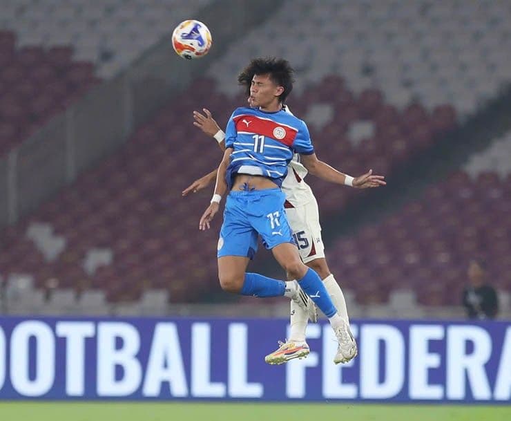 Cầu thủ U23 Philippines bật cao đánh đầu uy hiếp khung thành U23 Thái Lan.