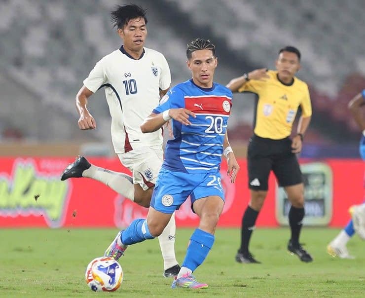Cầu thủ U23 Philippines số 20 nỗ lực dẫn bóng dưới sự truy cản của cầu thủ Thái Lan.