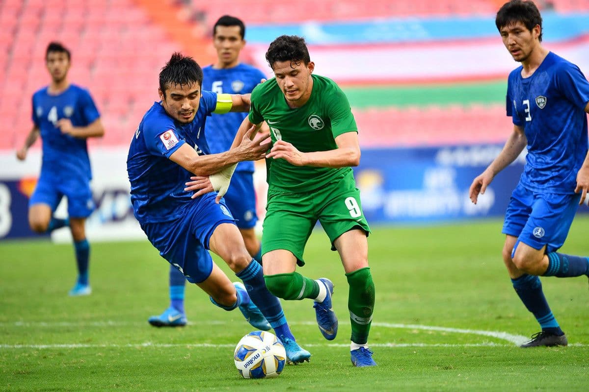 Cầu thủ U23 Saudi Arabia tranh chấp bóng với đối thủ trong một trận đấu.