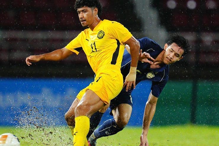 Cầu thủ U23 Thái Lan (áo xanh) và U23 Malaysia (áo vàng) tranh chấp bóng quyết liệt trong trận đấu sinh tử