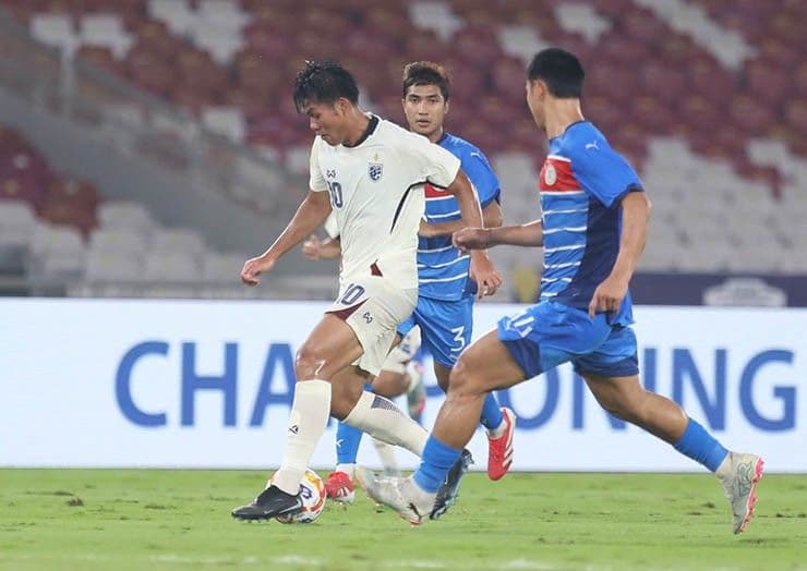 Cầu thủ U23 Thái Lan số 10 kiểm soát bóng và vượt qua đối thủ U23 Philippines.