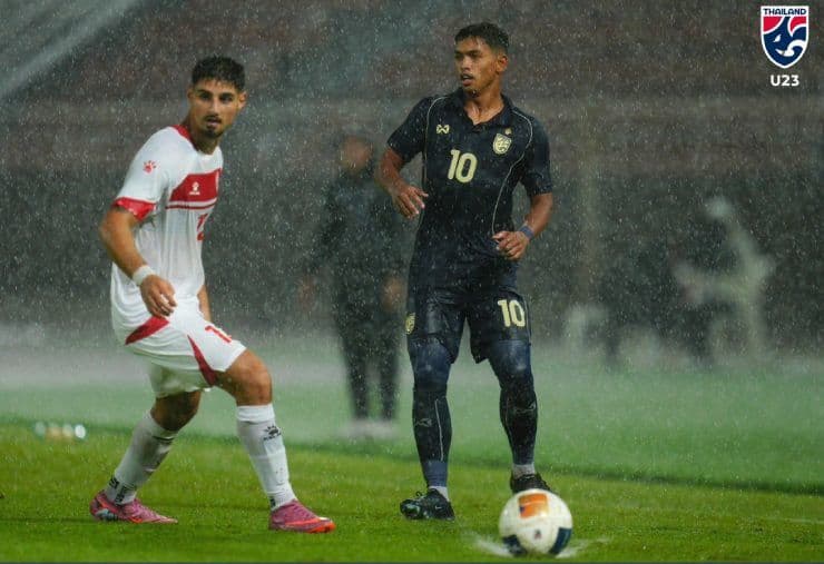 Cầu thủ U23 Thái Lan thi đấu dưới mưa lớn trong trận gặp U23 Lebanon.