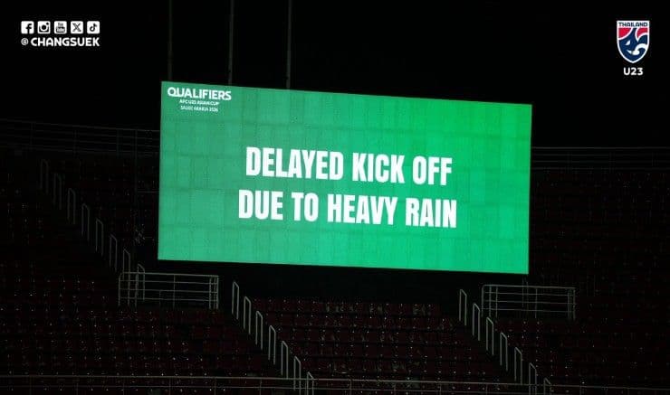 Cầu thủ U23 Thái Lan trong một pha tranh chấp quyết liệt, phản ánh thực lực và bản lĩnh của 'Voi Chiến'