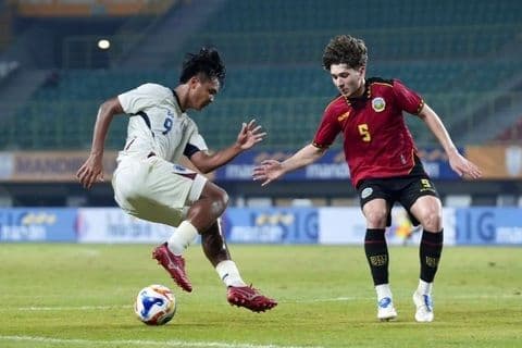 Cầu thủ U23 Thái Lan trong trận đấu, thể hiện sự cạnh tranh trong khu vực Đông Nam Á.