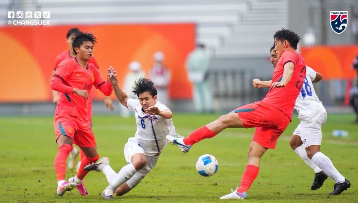 Cầu thủ U23 Thái Lan trượt ngã trong pha tranh chấp với cầu thủ U23 Trung Quốc, minh họa sự khó khăn của hàng phòng ngự dẫn đến thất bại 0-3.