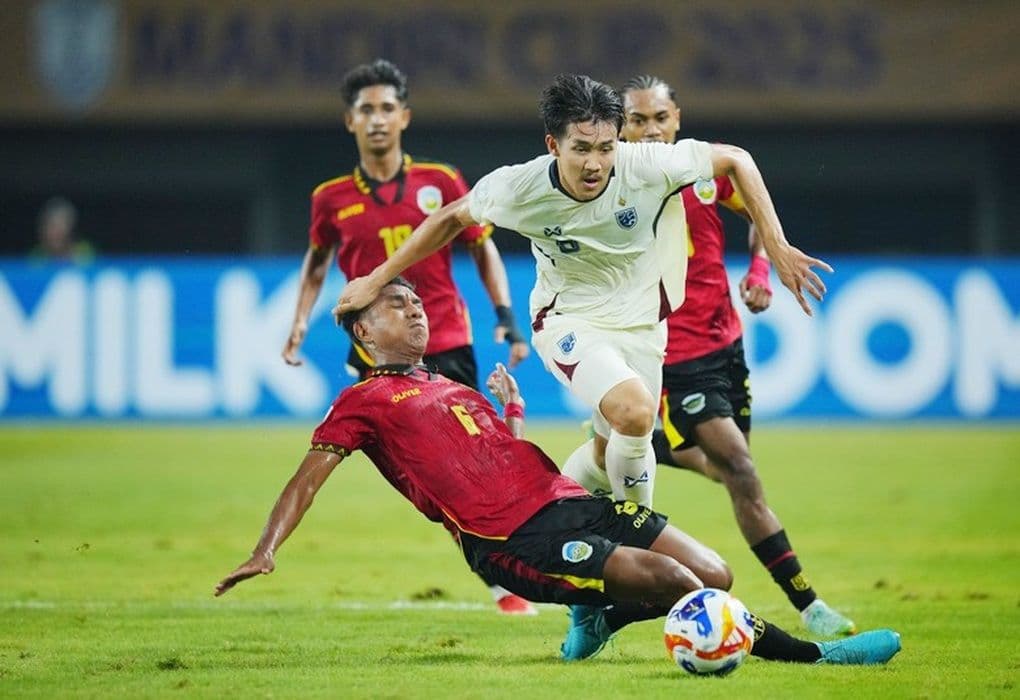 Cầu thủ U23 Thái Lan và U23 Myanmar tranh bóng quyết liệt trong trận đấu