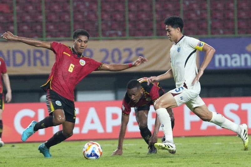 Cầu thủ U23 Thái Lan và U23 Myanmar tranh bóng trong trận đấu quyết định vận mệnh bảng C.