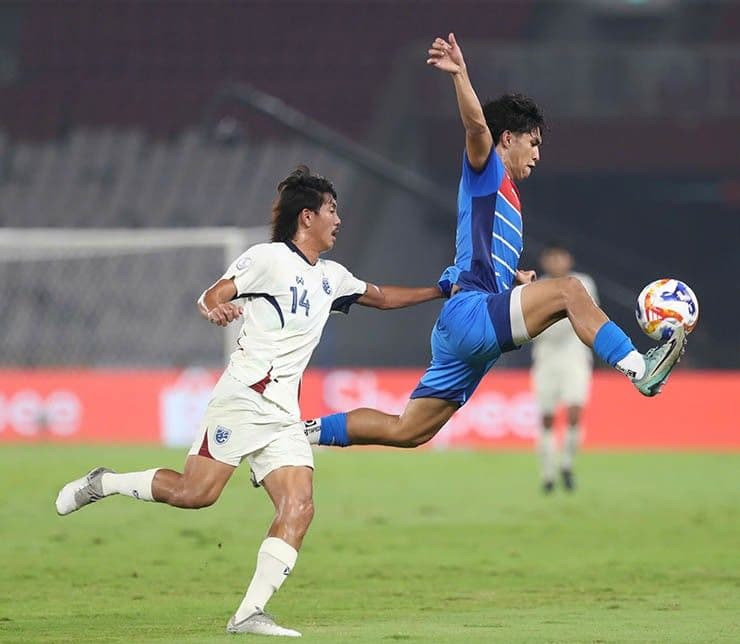 Cầu thủ U23 Thái Lan và U23 Philippines tranh bóng trên không trong trận đấu tranh hạng ba.