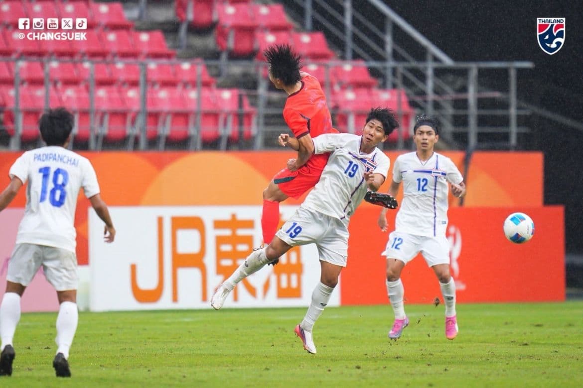 Cầu thủ U23 Trung Quốc đánh đầu trong vòng vây của các cầu thủ U23 Thái Lan, thể hiện những dấu hiệu rạn nứt trong phòng ngự.