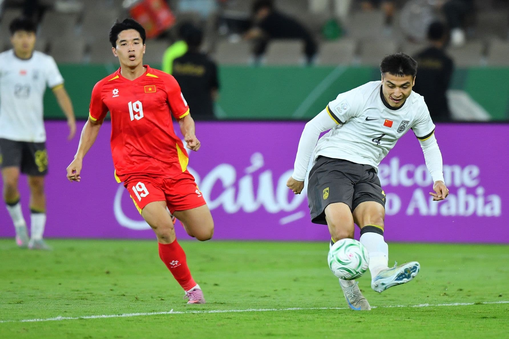 Cầu thủ U23 Trung Quốc sút bóng trong trận đấu với U23 Việt Nam, thể hiện lối chơi tấn công của đối thủ.