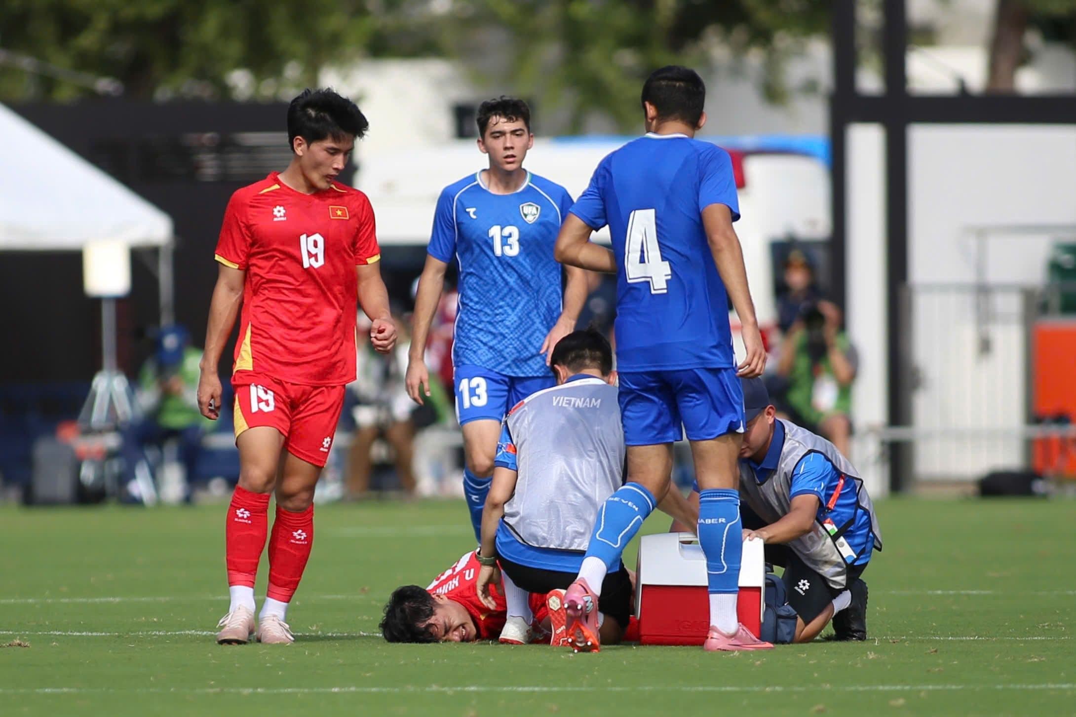 Cầu thủ U23 Việt Nam bị chấn thương trên sân trong trận đấu đầy thử thách.