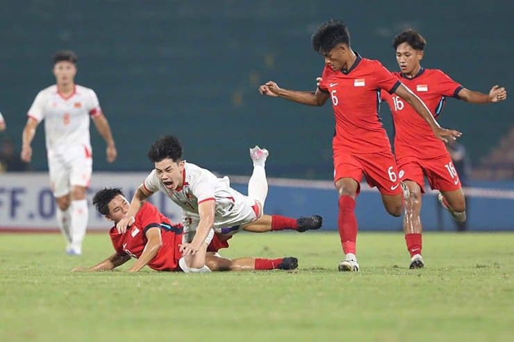 Cầu thủ U23 Việt Nam bị phạm lỗi trong trận đấu căng thẳng với U23 Singapore.