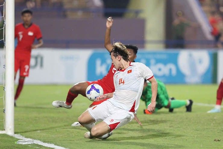 Cầu thủ U23 Việt Nam dứt điểm cận thành trong trận đấu với U23 Singapore.