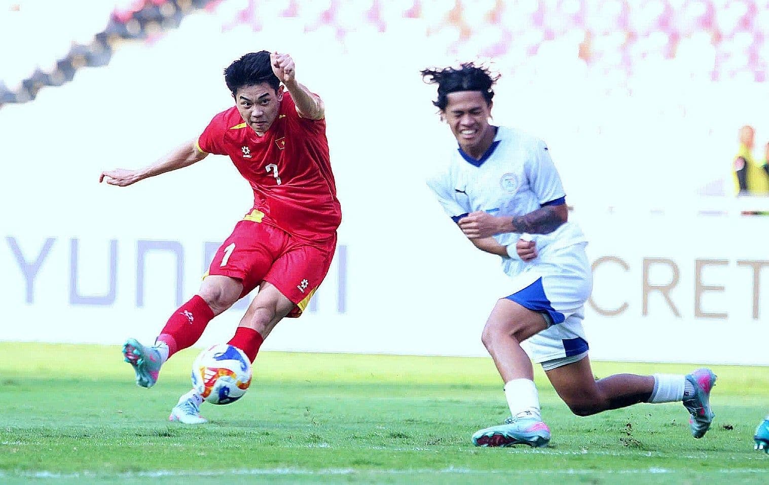 Cầu thủ U23 Việt Nam dứt điểm trong trận bán kết với U23 Philippines