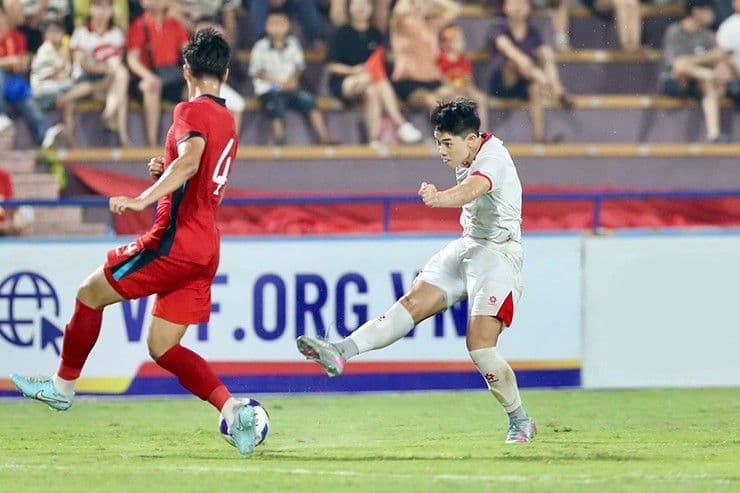 Cầu thủ U23 Việt Nam dứt điểm trong trận đấu, minh họa vấn đề hàng công bỏ lỡ cơ hội ghi bàn.