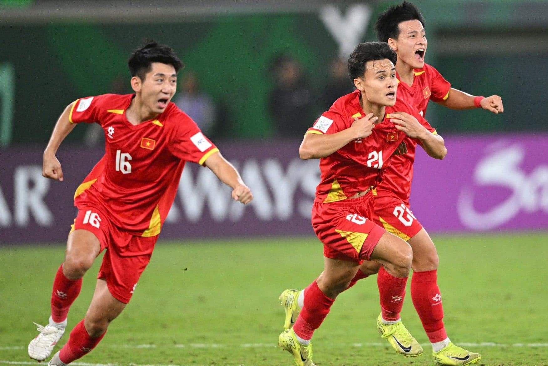 Cầu thủ U23 Việt Nam hỗ trợ đồng đội trên sân, thể hiện tinh thần kiên cường sau thất bại