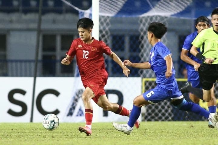 Cầu thủ U23 Việt Nam đối đầu U23 Philippines, thể hiện lợi thế lịch sử.