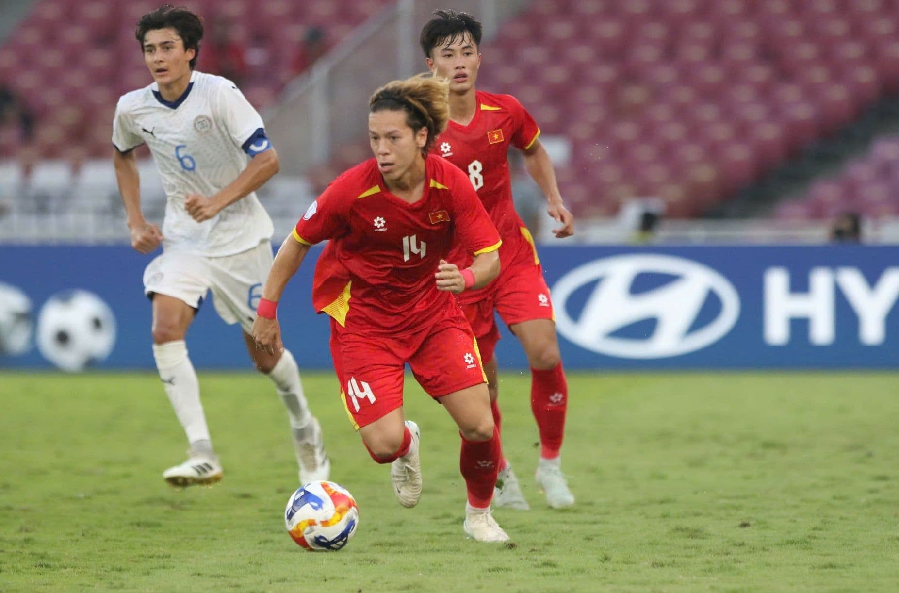 Cầu thủ U23 Việt Nam đối đầu với cầu thủ U23 Philippines