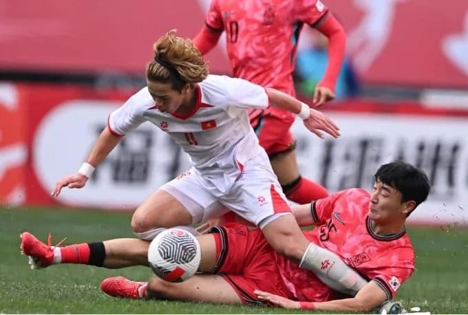 Cầu thủ U23 Việt Nam Lê Viktor tranh bóng quyết liệt với đối thủ U23 Hàn Quốc trên sân cỏ, thể hiện tinh thần đối đầu lịch sử.